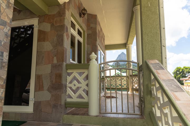Topaz Apartment Villa - Piton View