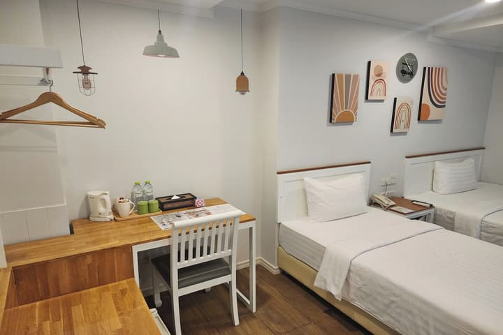 J Place Hotel