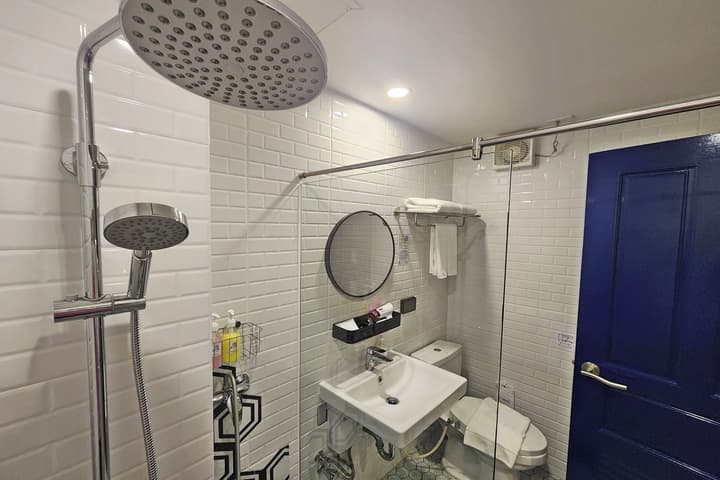 J Place Hotel