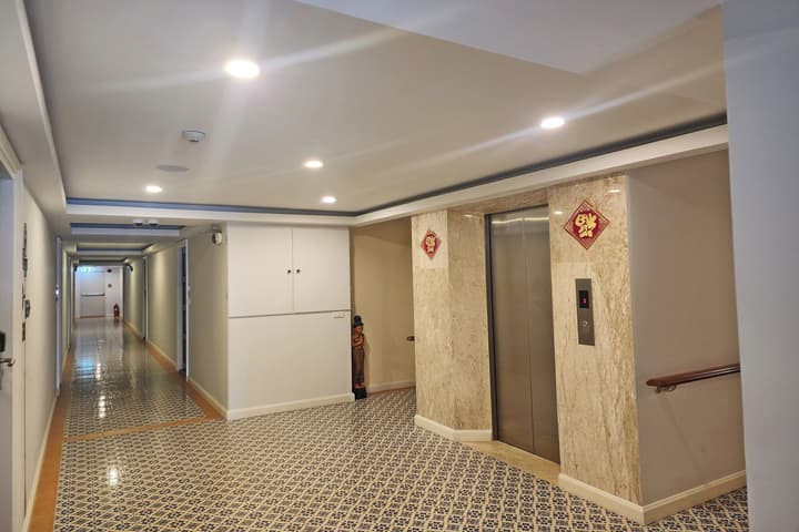 J Place Hotel