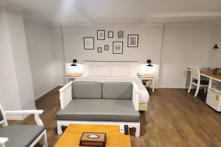 J Place Hotel