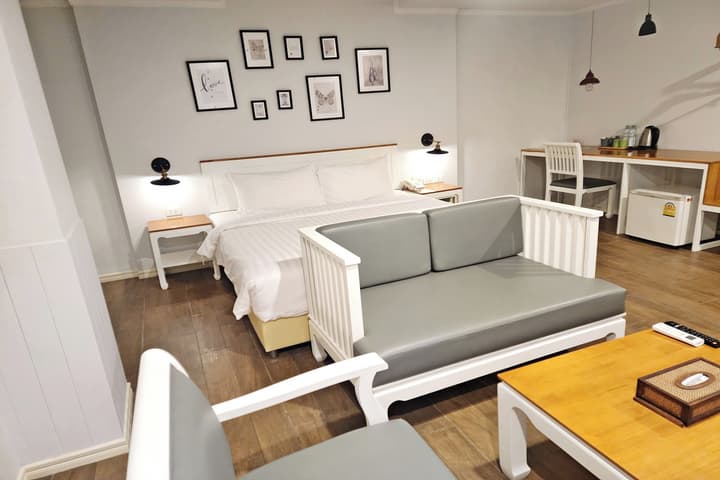 J Place Hotel