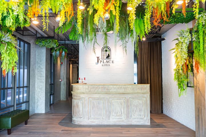 J Place Hotel