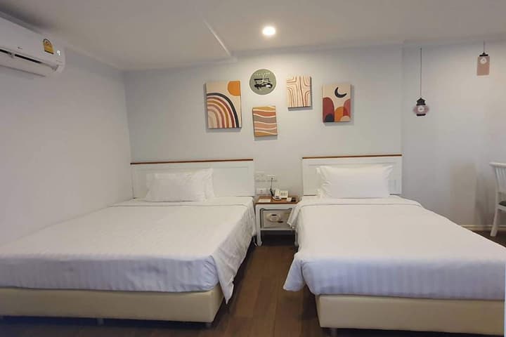 J Place Hotel