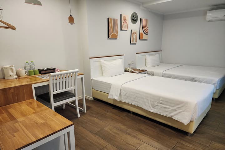 J Place Hotel