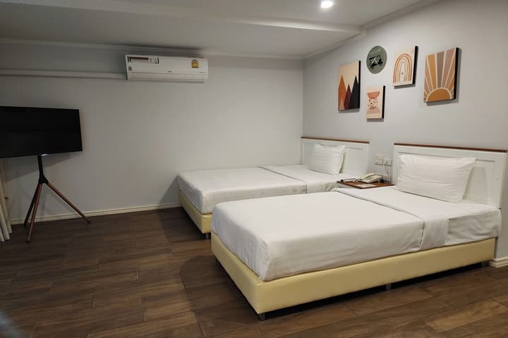 J Place Hotel