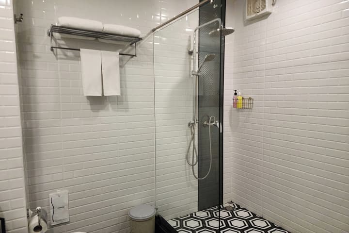 J Place Hotel