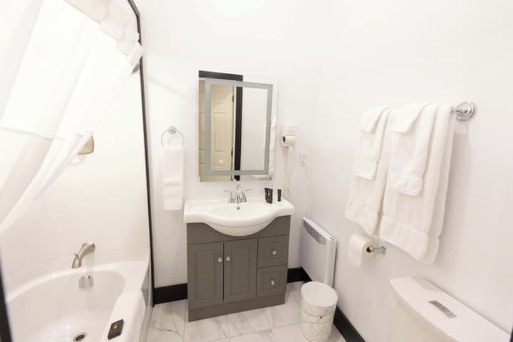 Motel 7 Inn & Suites