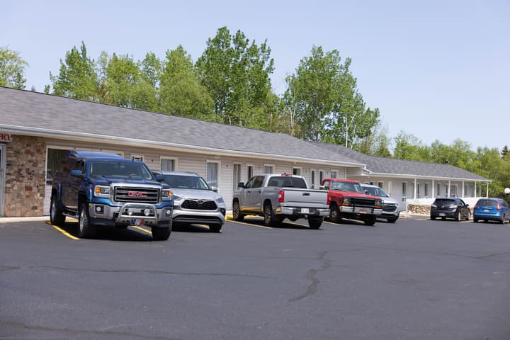Motel 7 Inn & Suites