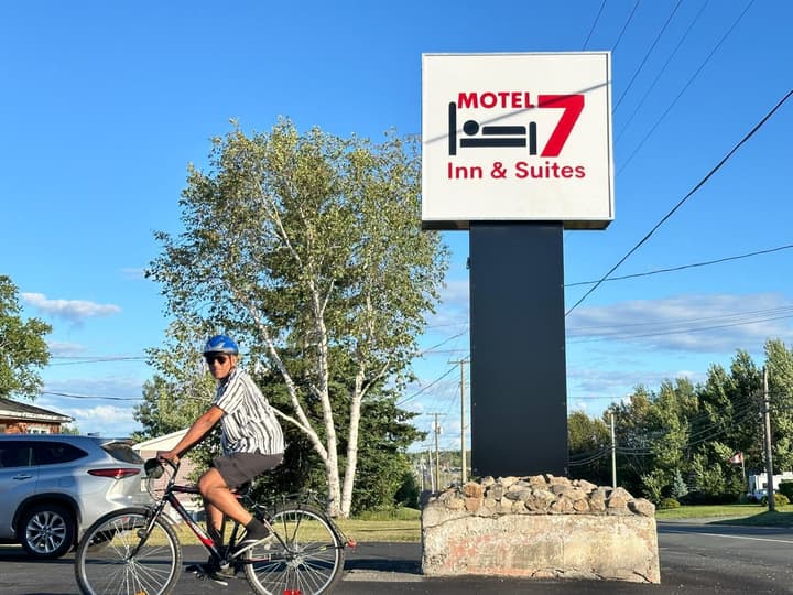 Motel 7 Inn & Suites