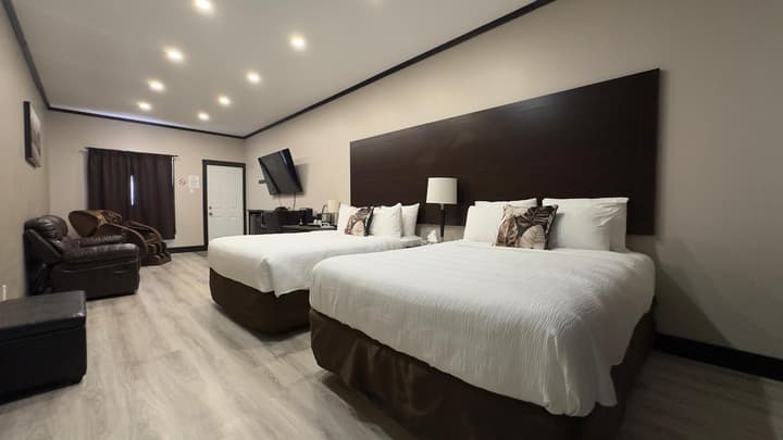 Motel 7 Inn & Suites