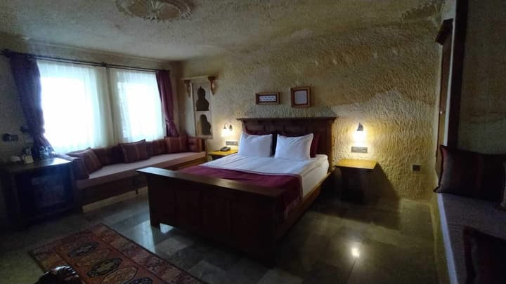 1811 Cave Hotel