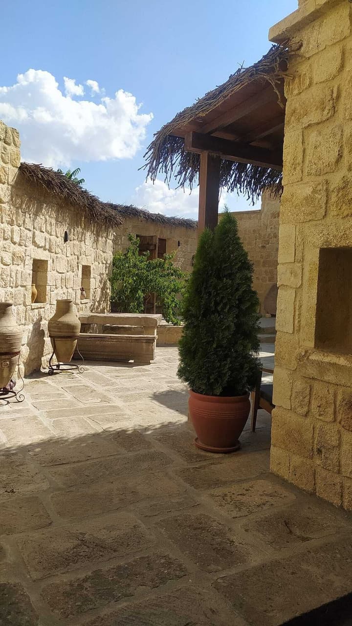 1811 Cave Hotel