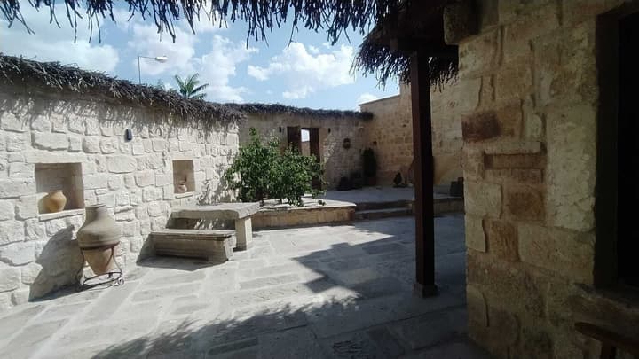 1811 Cave Hotel