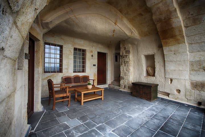 1811 Cave Hotel
