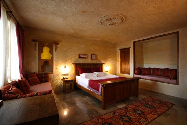 1811 Cave Hotel