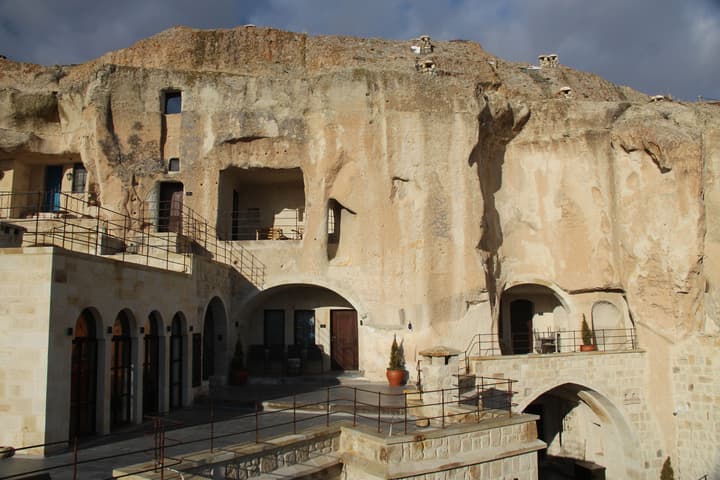 1811 Cave Hotel
