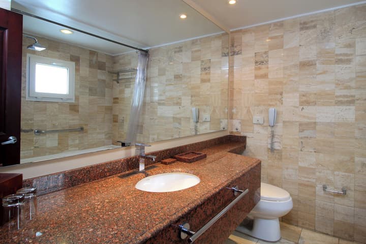 Hotel Windsor House Inn By GEH Suites