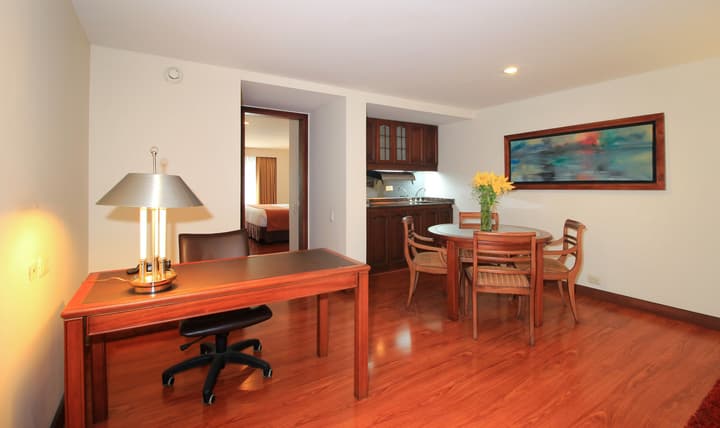 Hotel Windsor House Inn By GEH Suites