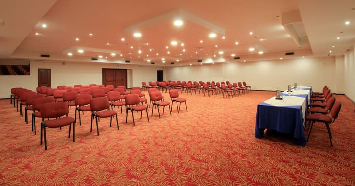Hotel Windsor House Inn By GEH Suites