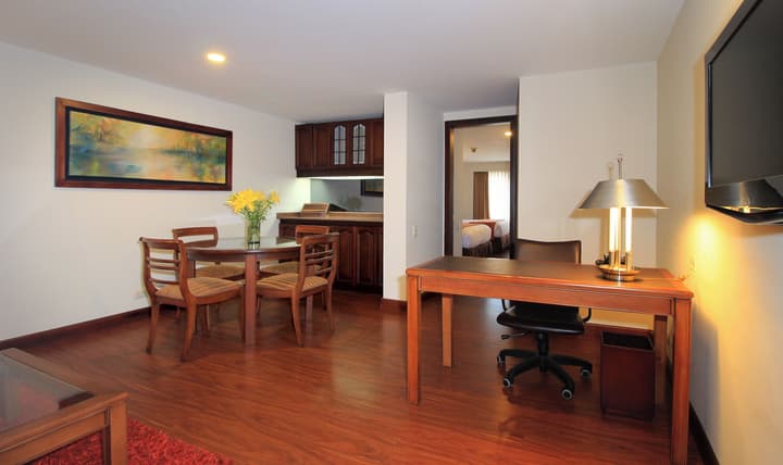 Hotel Windsor House Inn By GEH Suites