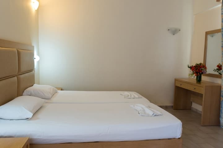 Amaryllis Front Beach Hotel