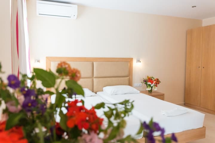 Amaryllis Front Beach Hotel