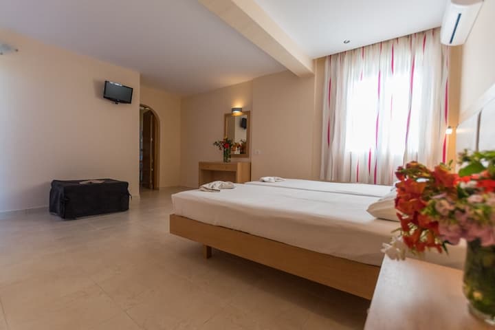 Amaryllis Front Beach Hotel