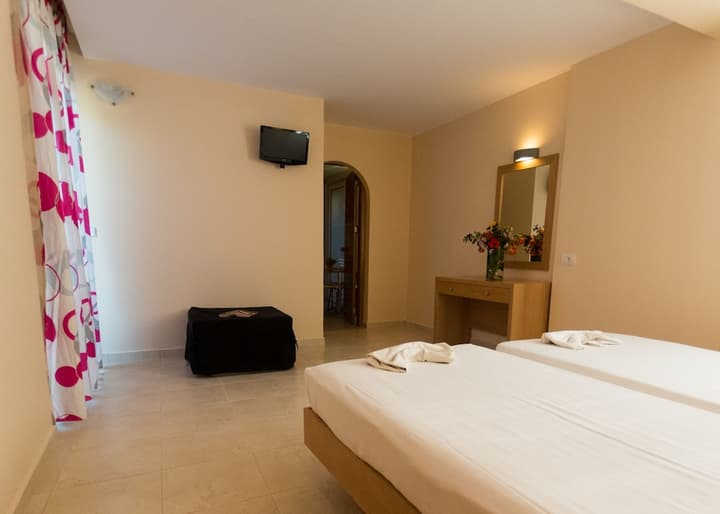 Amaryllis Front Beach Hotel