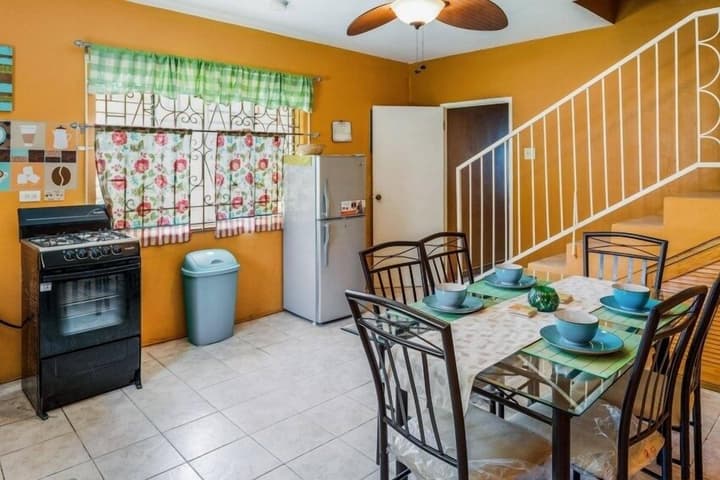 Yanceylargo Estate - Newly Renovated 7br Beautiful Two-story Estate Villa W Gorgeous Mountain View 7 Bedroom Villa by RedAwning