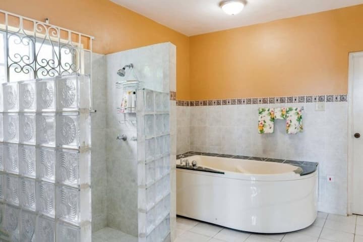 Yanceylargo Estate - Newly Renovated 7br Beautiful Two-story Estate Villa W Gorgeous Mountain View 7 Bedroom Villa by RedAwning