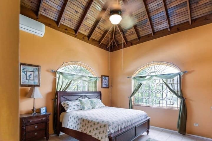Yanceylargo Estate - Newly Renovated 7br Beautiful Two-story Estate Villa W Gorgeous Mountain View 7 Bedroom Villa by RedAwning