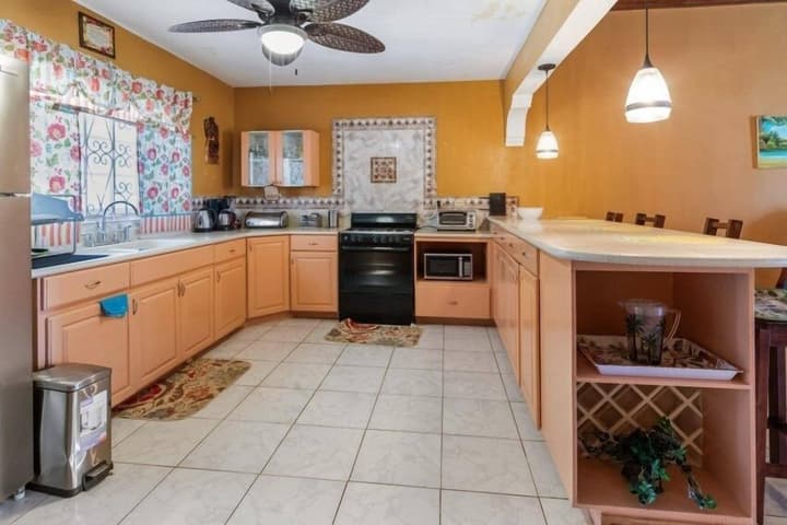Yanceylargo Estate - Newly Renovated 7br Beautiful Two-story Estate Villa W Gorgeous Mountain View 7 Bedroom Villa by RedAwning