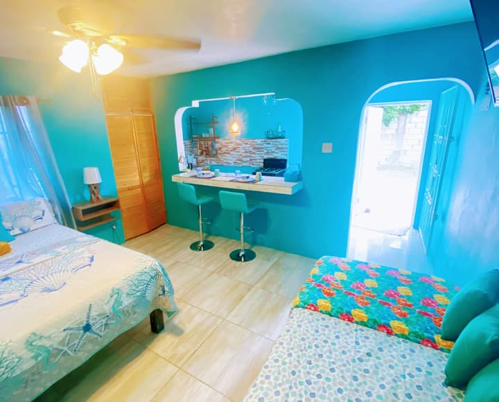 YanceyLargo Estate - Newly Built Modern 1 Bedroom Suite 1 Villa by RedAwning