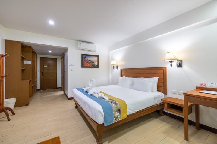 Meet Holiday Hotel