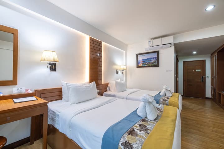 Meet Holiday Hotel