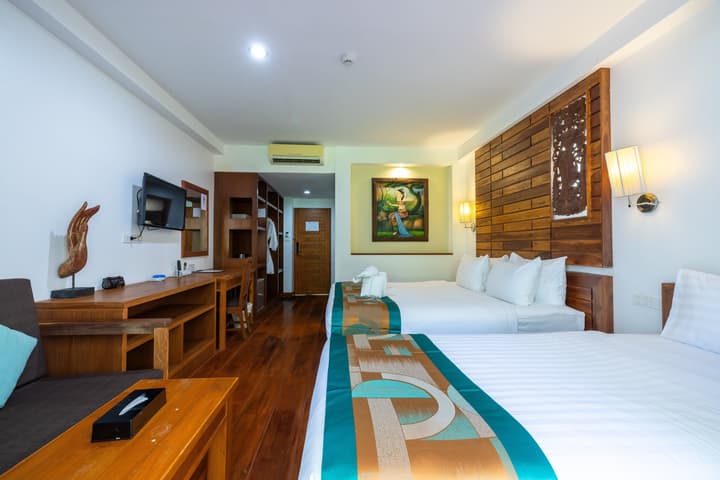 Meet Holiday Hotel