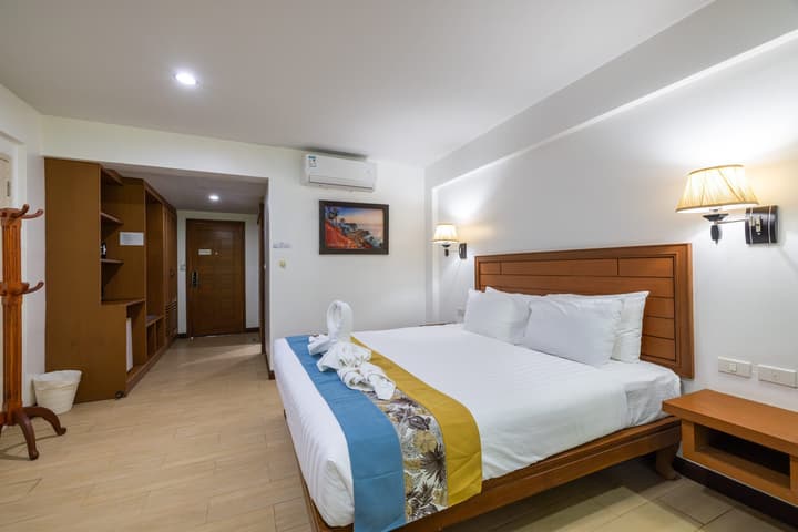 Meet Holiday Hotel