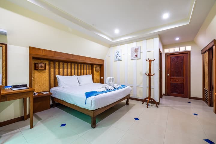 Meet Holiday Hotel
