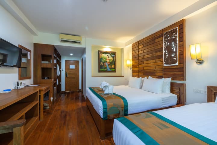 Meet Holiday Hotel