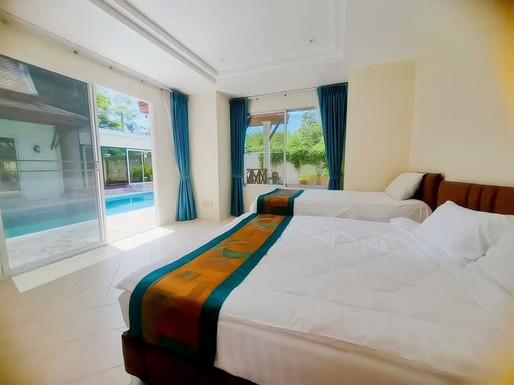Meet Holiday Hotel