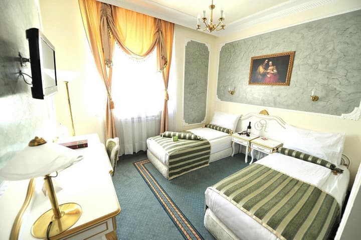 Queen's Astoria Design Hotel