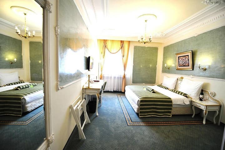 Queen's Astoria Design Hotel