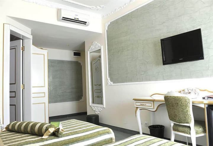 Queen's Astoria Design Hotel