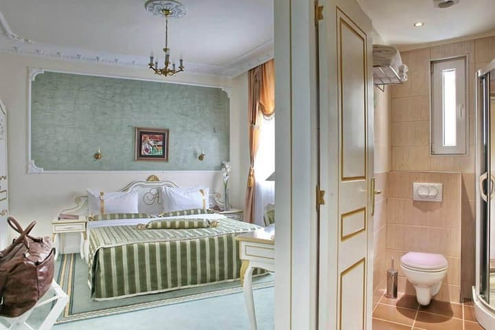 Queen's Astoria Design Hotel