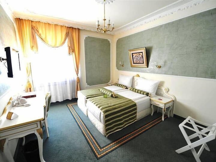 Queen's Astoria Design Hotel