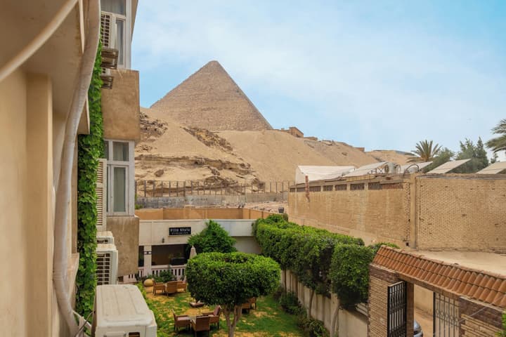 Villa Khufu Pyramids Hotel