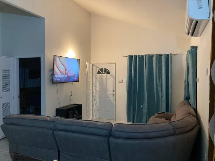Sleeps 4 Parking, 15-min to Beach
