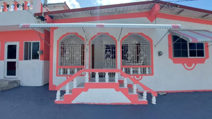 House - Sleeps 6 - Patio - Parking
