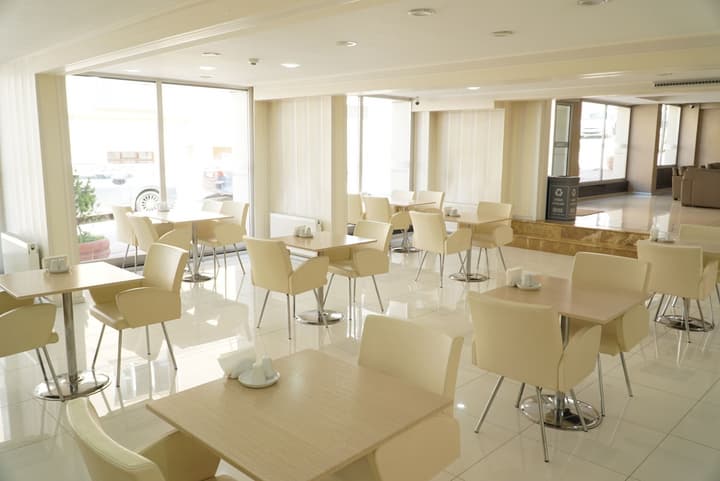 Otel Çınas